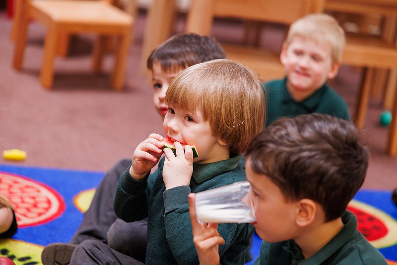 Ysgol Gymraeg Trefynwy pupils emjoying fruit as a snack