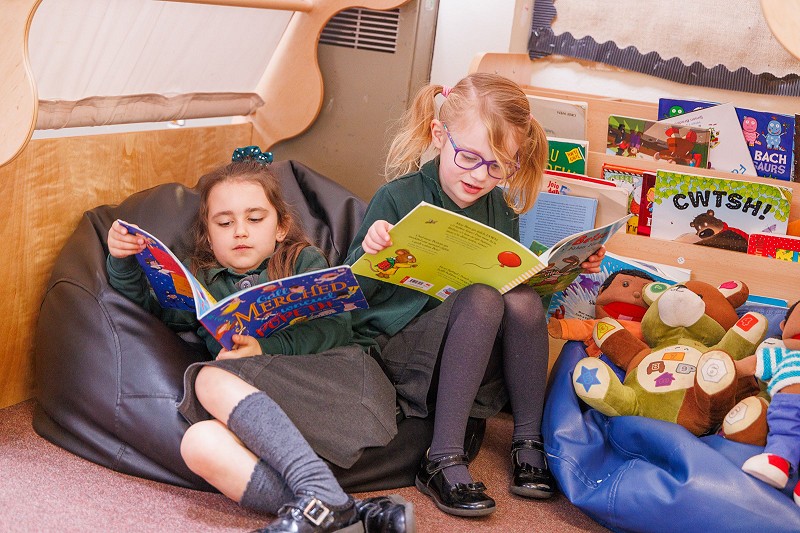 Ysgol Gymraeg Trefynwy pupils reading books